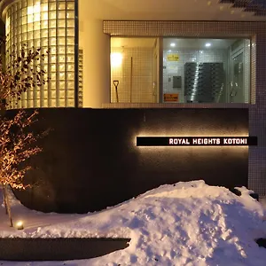 Royalheights Kotini 快適26平米 トリプルベッドルーム A アパート